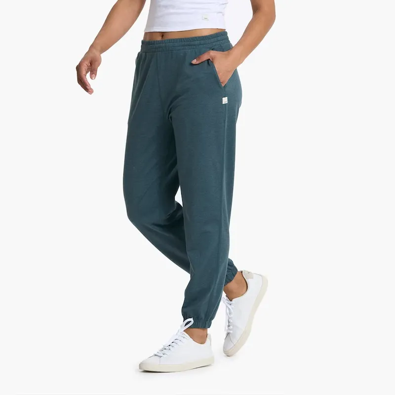 NEW women’s Vuori offers boyfriend jogger